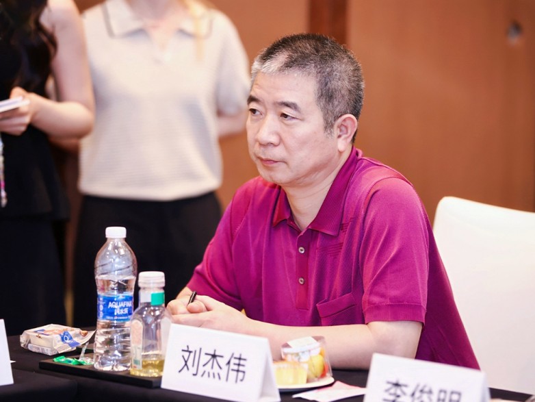 广州丰胸专家刘杰伟罗盛康冯传波唐冰谁隆胸技术更好？